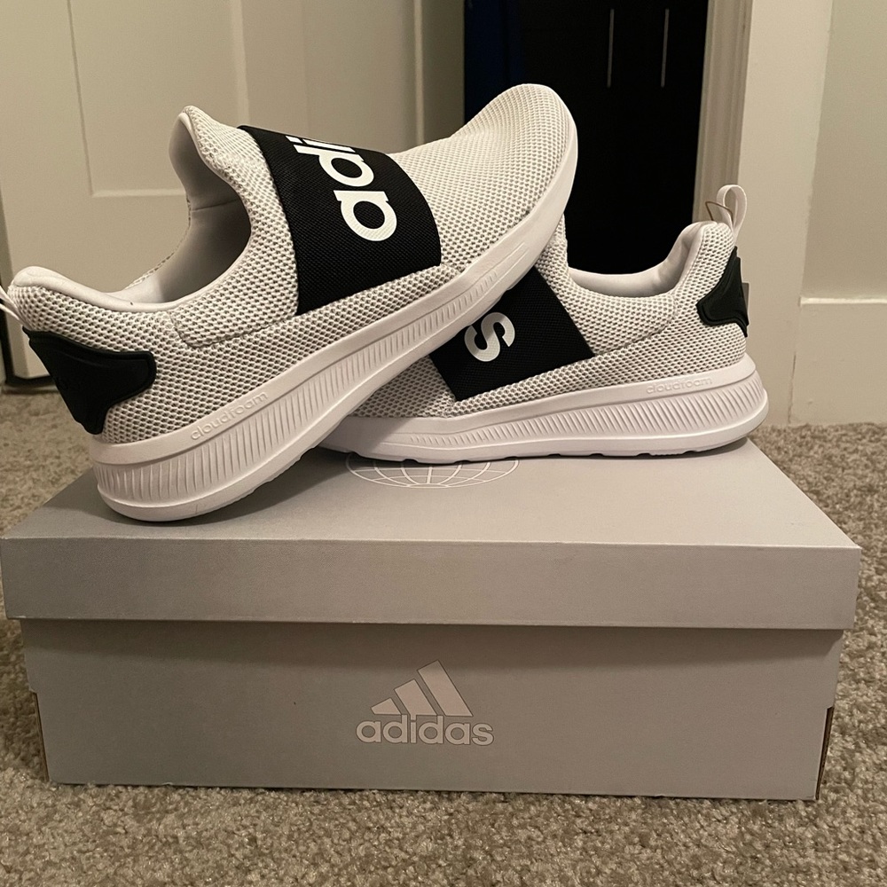 White/black Adidas Lite Racer 4 men’s shoes.